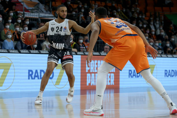 场上形势依 场上形势依